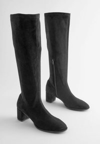 Schwarze kniehohe Stiefel aus Kunstwildleder mit Blockabsatz, seitlichem Reißverschluss und spitzem Zehendesign. Glatte Textur.