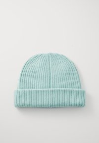 Šviesiai mėtos spalvos megztas kepurėlis, turintis raštuotą tekstūrą ir sulenktą kraštą. Minkšta medžiaga ir apvalios viršutinės dalies dizainas.