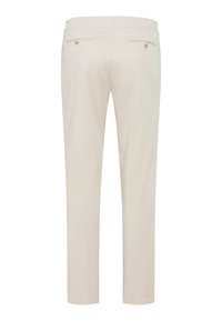 Beige Baumwollhose mit geradem Schnitt, ausgestattet mit zwei Gesäßtaschen mit Knöpfen und einer glatten Textur. Mit Gürtelschlaufen am Bund versehen.