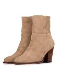 Bottes cheville en daim beige avec talon haut, bout pointu et détail de couture minimaliste sur le côté ; texture lisse et design structuré.