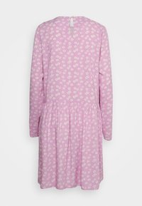 Vestido rosa de mangas compridas com um padrão floral, apresentando uma cintura franzida e um fecho em forma de buraco na parte de trás. Tecido macio com uma textura suave.