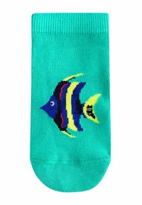 Calcetín turquesa con un diseño de pez tropical colorido que presenta franjas azules, amarillas, rojas y negras en el centro.