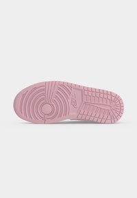 Ροζ σόλα παπουτσιού Nike με κυκλικά και πλέγμα μοτίβα πέλματος, λογότυπο Nike ανάγλυφο κοντά στον θόλο, εμφανίζεται επίπεδη σε λευκό φόντο.