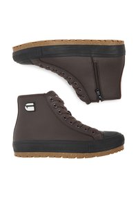 Brūnas augstās čības ar teksturētu ādu, melnām gumijas zolēm, sānu rāvējslēdzēju un metāla acīm, redzamas no sāniem un apakšas.