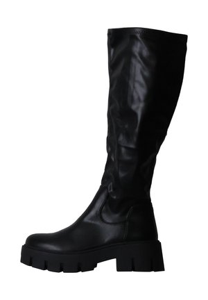 Botte haute en cuir noir avec semelle épaisse et bout rond, conçue pour les femmes, présentée sur un fond blanc.
