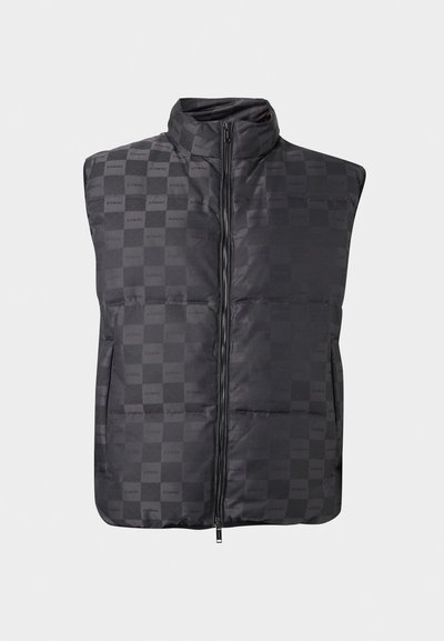 Veste matelassée noire avec col montant et fermeture éclair devant, présentant un motif à carreaux discret avec un texte de marque répété.