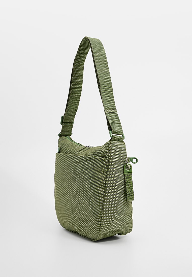 Bolso de hombro de tela texturizada verde con cierre de cremallera, correa ajustable y una etiqueta, con forma rectangular y bordes suaves.