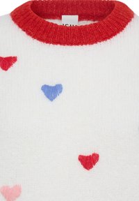 Pull tricoté blanc avec col côtelé rouge et petites formes de cœurs rouges, roses et bleues disséminées sur le tissu.
