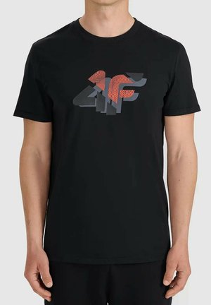 Mężczyzna noszący czarną koszulkę z krótkim rękawem z dużym, stylizowanym logo "4F" w kolorze szarym i pomarańczowym na piersi.