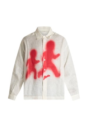 Camicia bianca con bottoni e maniche lunghe con due figure umane rosse astratte che corrono sul davanti e la parola "BANDA" vicino al fondo.