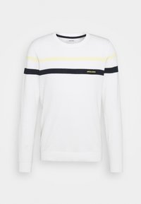 Biały sweter z długim rękawem o teksturowanym wykończeniu, z granatowymi i żółtymi poziomymi paskami na wysokości klatki piersiowej oraz żółtym logo.