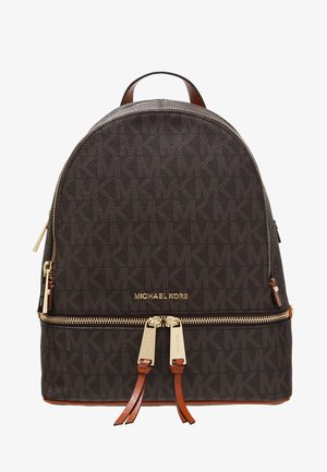 Brązowy plecak Michael Kors z wzorem monogramu, złotymi zamkami błyskawicznymi, plakietką z logo oraz skórzanymi uchwytami zamków, widoczny z przodu.