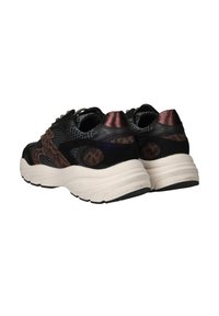 Zwarte en bruine sneaker met een gestructureerde bovenkant, mesh accenten en een dikke witte zool. Metalen details versterken het ontwerp.