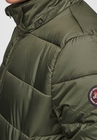 s.Oliver Chaqueta de invierno - khaki