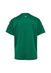 Camiseta deportiva verde de manga corta hecha de una tela ligera y suave. Presenta acentos blancos en los hombros y un escote tipo crew.