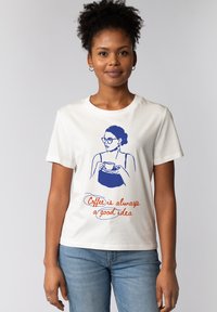 Witte katoenen t-shirt met een blauwe afbeelding van een vrouw die een koffiekop vasthoudt en de tekst "Koffie is altijd een goed idee" in het rood.