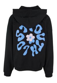 Sudadera con capucha negra con un gran texto azul ondulado y un gráfico central de una flor azul y blanca en la parte trasera.