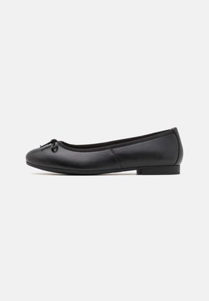 Flats de ballet noirs avec un bout rond, en cuir lisse, simple détail de nœud à l'avant et un petit talon plat.