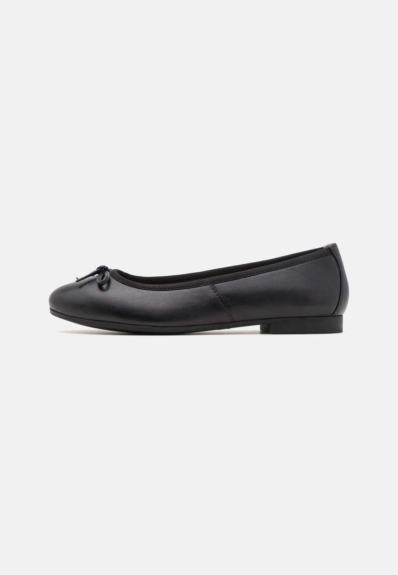 Flats de ballet noirs avec un bout rond, en cuir lisse, simple détail de nœud à l'avant et un petit talon plat.
