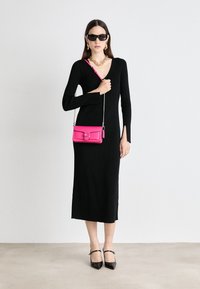 COACH COVERED CLOSURE TABBY CHAIN - Torba čez telo - dragonfruit