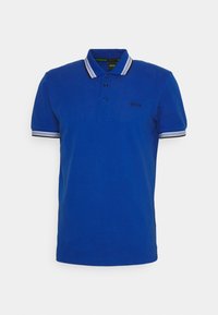 Blå pikétröja i bomull med två knappar, kontrasterande randig krage och ärmslut, samt en liten svart logotyp på bröstet.