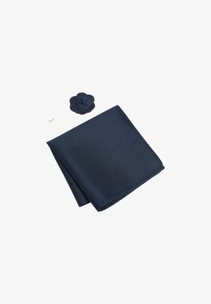 Nachtblaues, strukturiertes Stoffserviette, gefaltet mit einer blumenförmigen Klammer. Verfügt über ein diamantförmiges Muster und einen glatten Rand.