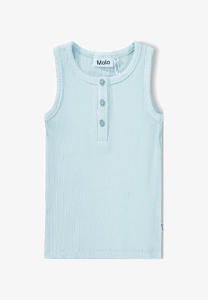 Lichtblauw geribd hemdje met een ronde halslijn, een knoopsluiting met drie knopen en verstevigde armgaten. Zachte, rekbare stof. Merklabel zichtbaar.