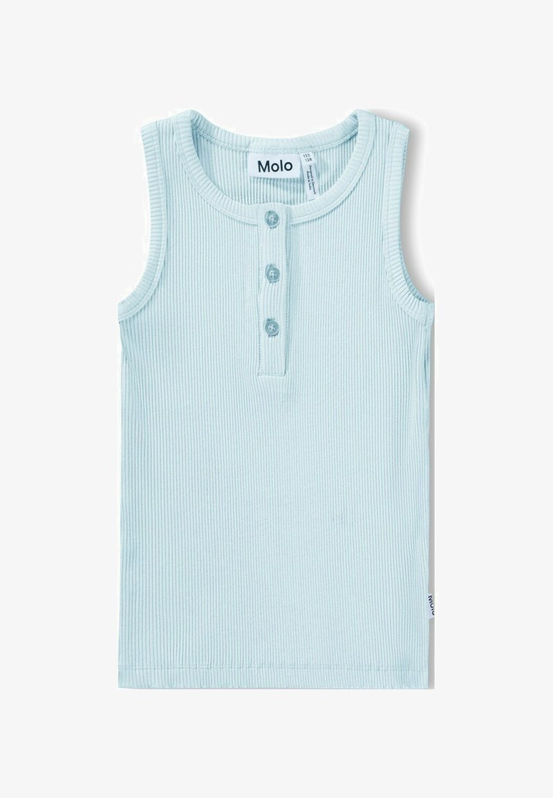 Débardeur bleu clair côtelé avec un col rond, une patte à trois boutons et des emmanchures renforcées. Tissu doux et extensible. Étiquette de la marque visible.