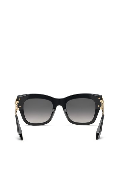 Lunettes de soleil noires à monture carrée avec verres dégradés foncés et charnières métalliques dorées sur fond blanc.