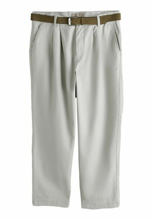 Hellgraue, plissierte Hose mit Seitentaschen und einem braunen Wildledergürtel mit Metallschnalle auf weißem Hintergrund.