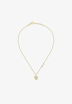 Collana a catena dorata con pendente a forma di cuore decorato con gemme trasparenti e un'etichetta di accento incisa con la parola "Amore".
