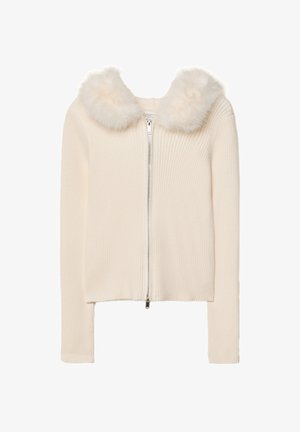 Ribkovaný krémový kardigán so zipsom, ktorý má mäkký imitovaný kožušinový golier. Dlhé rukávy a priliehavý strih posilňujú jeho rafinovaný vzhľad.