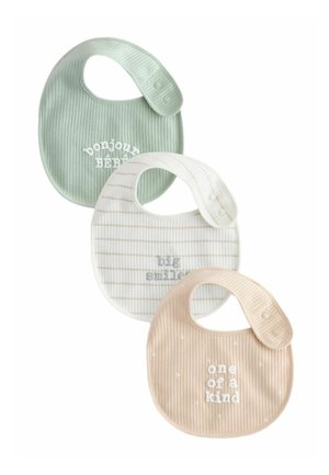 Trois bavoirs pour bébé en matériaux doux : vert pâle avec des côtes, blanc rayé avec "gros sourire" et rose à pois avec "unique en son genre."