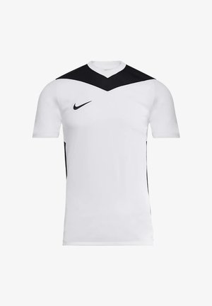 Hvid sportsskjorte med korte ærmer med sort chevron over skuldrene og sort Nike Swoosh-logo på højre bryst.