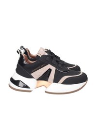 Sneaker neri e rosè con un mix di materiali, caratterizzati da una suola bianca spessa, lacci decorativi e un design angolare.