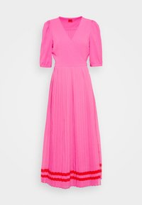 Robe plissée rose avec de courtes manches bouffantes, décolleté croisé et accent rayé rouge à l'ourlet. Tissu lisse avec une silhouette fluide.