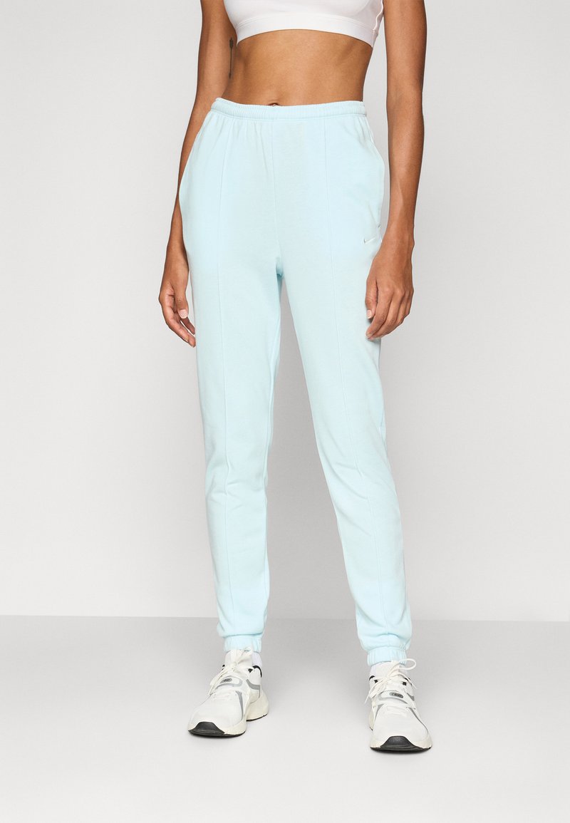 Pantalones jogger azul claro con cinturilla elástica y puños en los tobillos, que cuentan con bolsillos laterales y un pequeño logo en el muslo izquierdo.