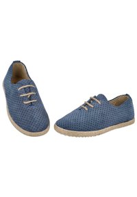 Zapatos de lona azul perforados con puntera redondeada, suela de yute beige y cordones en un tono beige claro. Textura suave con un diseño casual.