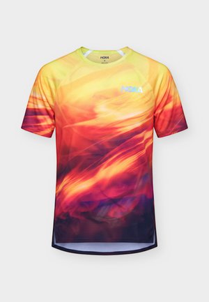HOKA, RACE DAY SHORT SLEEVE - T-shirt imprimé - citrus
