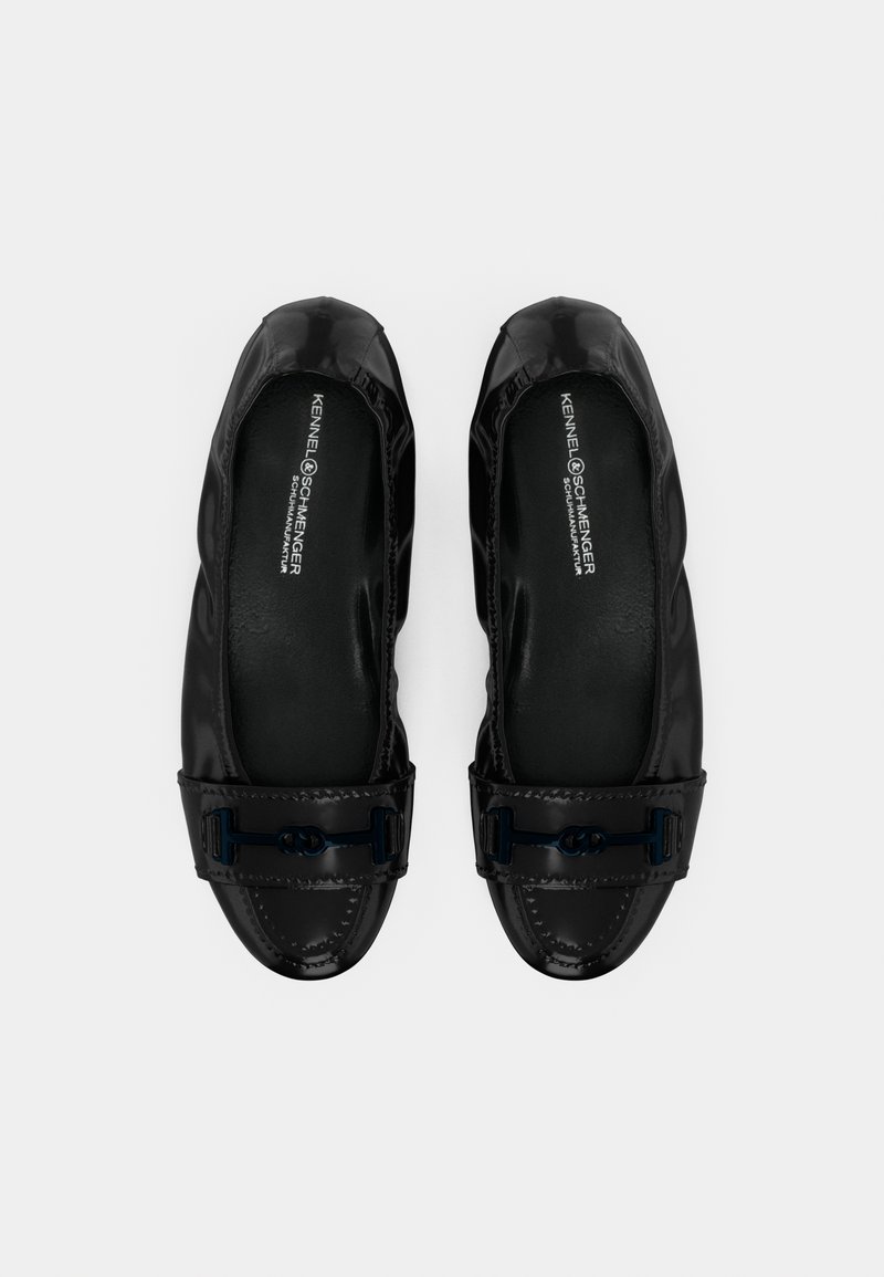 Ballerines noires en cuir avec côtés élastiques et une petite pièce métallique décorative à l'avant, avec des semelles intérieures de marque, montrées de dessus sur fond blanc.