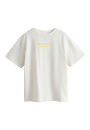 Witte T-shirt met korte mouwen en gele tekst "THE SONG OF THE SEA" gecentreerd op de borst.