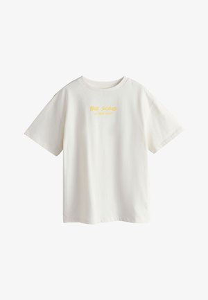 Witte T-shirt met korte mouwen en gele tekst "THE SONG OF THE SEA" gecentreerd op de borst.