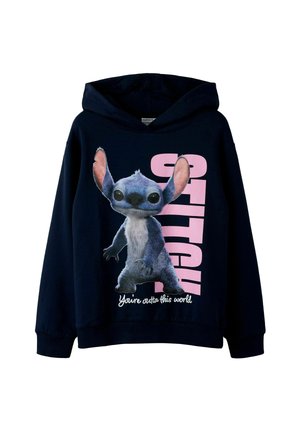 Tamsiai mėlynas džemperis su gobtuvu, kuriame pavaizduotas personažas su didelėmis ausimis ir akimis; rožinėmis raidėmis parašyta „STITCH“ ir „You’re outta this world“.