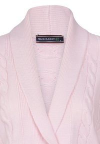 Cardigan lavorato a maglia rosa chiaro con motivi a treccia, colletto profondo e etichetta con la scritta "Felix Hardy." Texture morbida e design aperto davanti.