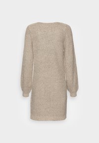 Abito lavorato a maglia beige con maniche lunghe a sbuffo e scollatura rotonda. Presenta un tessuto testurizzato e una vestibilità comoda.