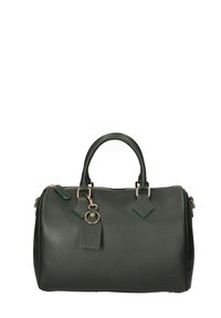 Borsa a mano in pelle verde scuro con finitura texture, manici arrotondati, accessori in tonalità oro e un portachiavi decorativo. Presenta una chiusura con zip.