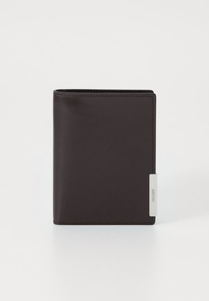 MOSCHINO DALLAS - Étui pour passeport - dark brown