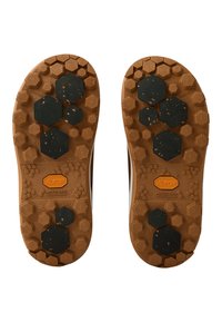 Gumová podešev s šestiúhelníkovými a kruhovými protiskluzovými vzory; viditelné oranžové logo "Vibram Arctic Grip"; hnědá barva s černými akcenty.