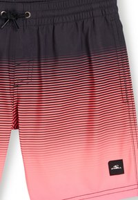 Sorte og lyserøde stribede badebukser med elastisk waistband, snor i taljen og O'Neill-logo-patch på nederste højre side.