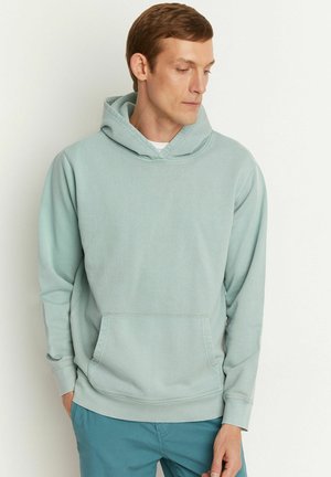 Jasno niebieska bluza z kapturem wykonana z miękkiego materiału, z przednią kieszenią i regulowanym kapturem ze sznurkiem. Prosty design z prążkowanymi mankietami.